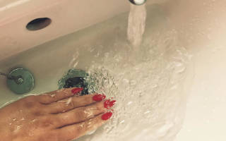Несколько советов о том, как ускорить высыхание обычного лака на ногтях. Узнайте, как высушить ногти, если нанесен толстый слой лака