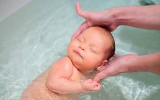 Первое купание новорожденного ребенка первый раз. Температура воды для купания. Чистим ушки, носик и подстригаем ногти