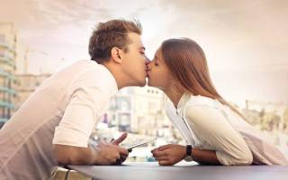Что нужно знать о поцелуе и как научиться правильно целоваться в губы, с языком, взасос? Как правильно целоваться в губы разными видами поцелуев: французским, итальянским, без языка, взасос